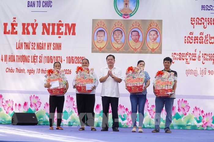 Lãnh đạo Đảng ủy xã Châu Thành tặng quà cho đại diện gia đình 4 vị Hòa thượng, liệt sĩ. Ảnh: Văn Sĩ - TTXVN