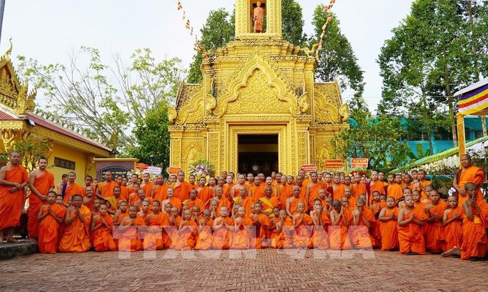 Các vị Hòa thượng, Đại đức, sư sãi chụp ảnh lưu niệm trước Tháp thờ 4 vị Hòa thượng, liệt sĩ. Ảnh: Văn Sĩ - TTXVN