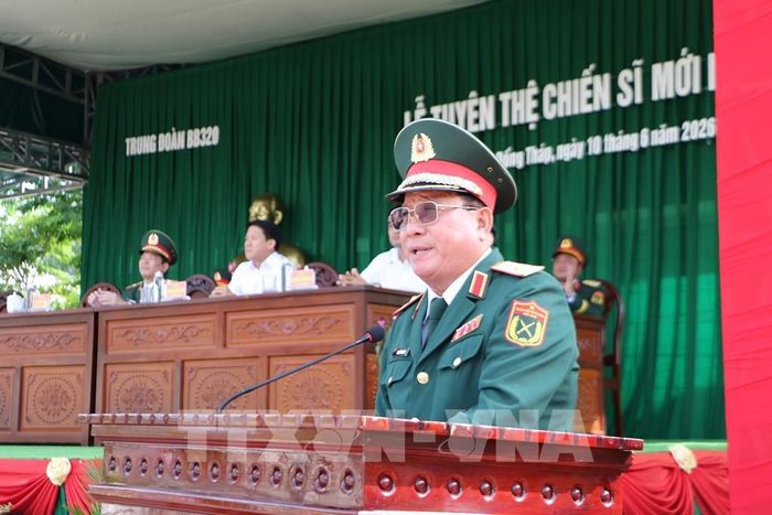 Thiếu tướng Nguyễn Văn Tiền, Phó Tư lệnh Quân khu 9, phát biểu tại buổi lễ ở Trung đoàn 320. Ảnh: Hồng Thái - TTXVN