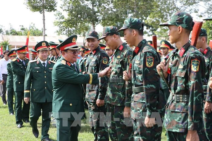 Thủ trưởng Quân khu 9 và Bộ Chỉ huy Quân sự tỉnh động viên chiến sĩ mới của Trung đoàn 320. Ảnh: Hồng Thái - TTXVN