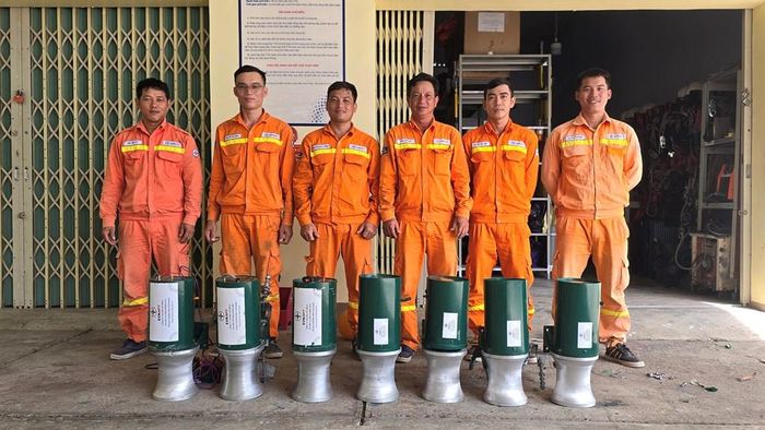 Lực lượng vận hành bên những chiếc tời điện 12 - 24VDC sau khi đã hoàn thiện. Ảnh: PTC3
