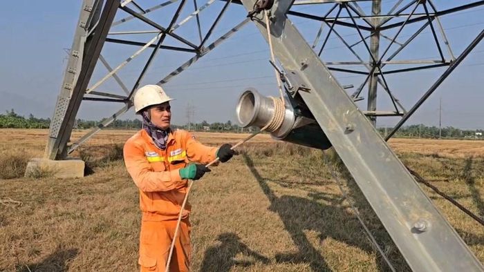 Lực lượng vận hành áp dụng sáng kiến tời điện 12 - 24VDC để nâng thiết bị lên cao. Ảnh: PTC3