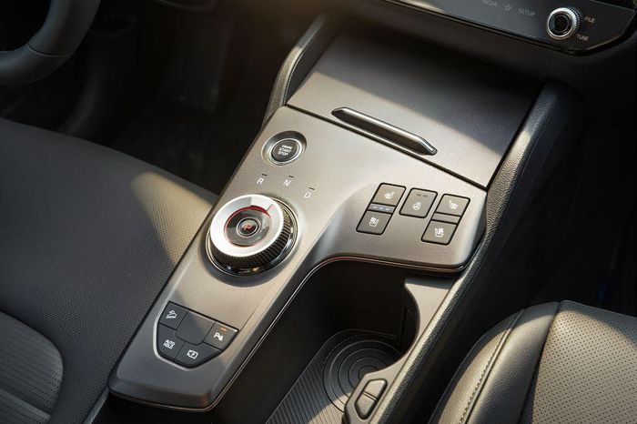 Khoang lái của Kia New Sportage Hybrid.