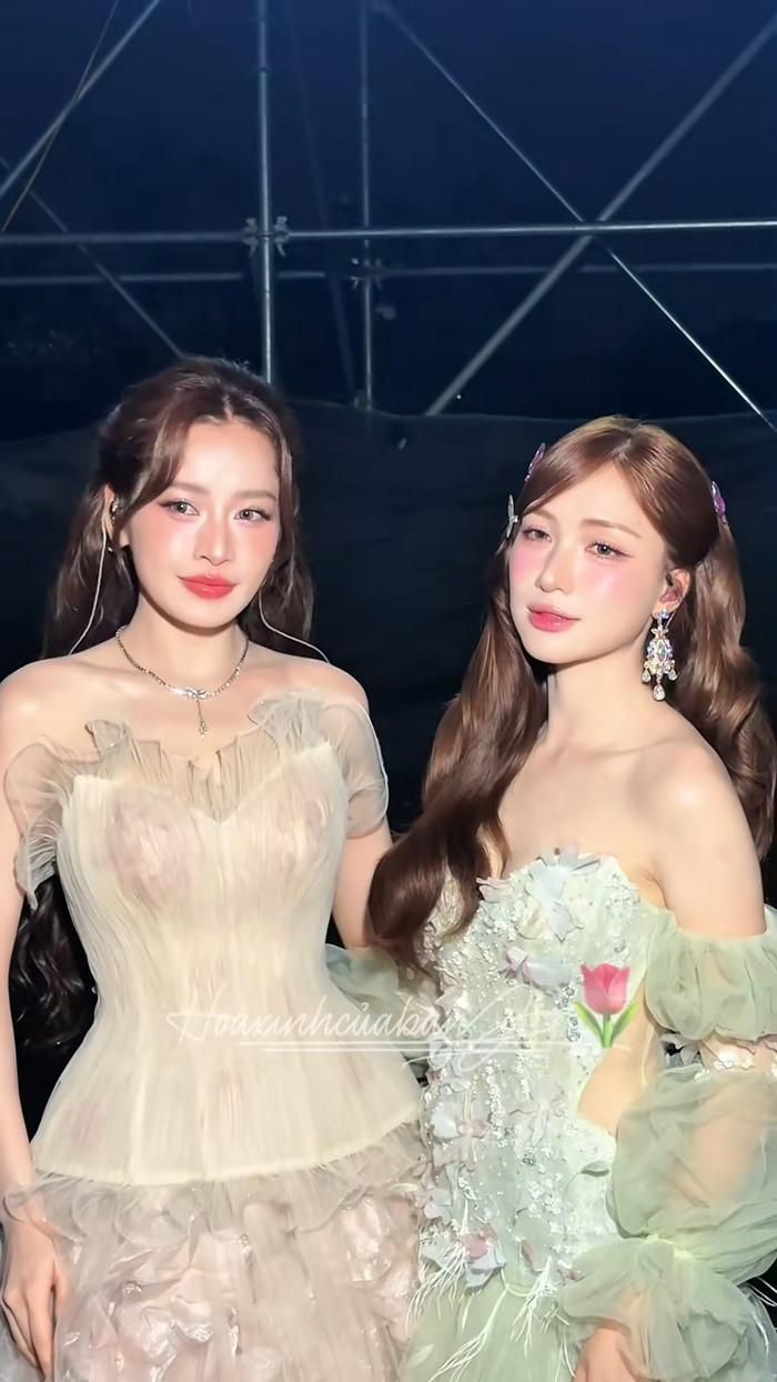 Hòa Minzy và Chi Pu vui vẻ chụp hình ở hậu trường một đêm diễn. Ảnh: hoaxinhcuaban