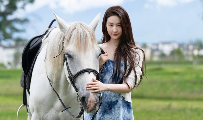 Sau biến cố mất đi người bạn thân, Hứa Hồng Đậu quyết định rời xa công việc áp lực ở thành phố để đến một ngôi làng cổ tại Đại Lý nghỉ ngơi và tìm lại sự cân bằng trong cuộc sống. Tại đây, cô gặp Tạ Chi Dao - chàng trai từ bỏ công việc lương cao để trở về quê phát triển du lịch và gìn giữ văn hóa địa phương. Mối quan hệ giữa hai người được xây dựng chậm rãi qua những sinh hoạt đời thường, những con người chất phác và khung cảnh thiên nhiên yên bình. Không chỉ kể một câu chuyện tình yêu, Đi Đến Nơi Có Gió còn gửi gắm thông điệp về việc sống chậm, biết trân trọng hiện tại và tìm kiếm hạnh phúc từ những điều giản dị nhất.