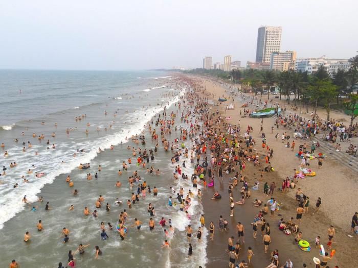 Biển Cửa Lò hút khách dịp hè.
