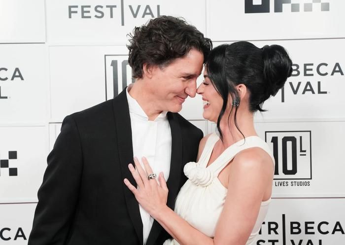 Katy Perry xuất hiện nổi bật trong chiếc váy trắng cổ điển của Lanvin, còn Justin Trudeau lịch lãm với bộ tuxedo đen.