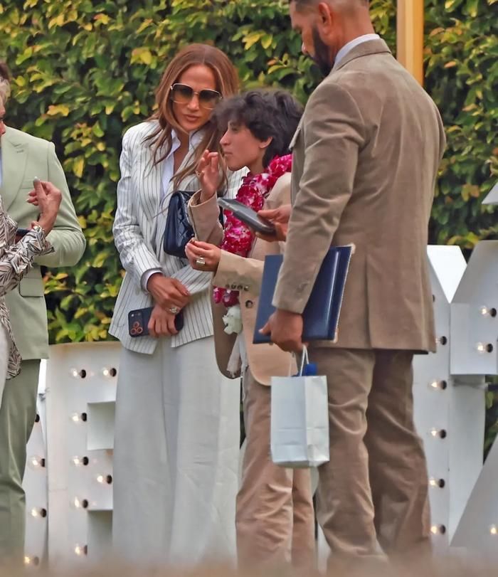 Trước đó, Jennifer Lopez cũng tham dự lễ tốt nghiệp của Emme vào tháng trước cùng gia đình. 
