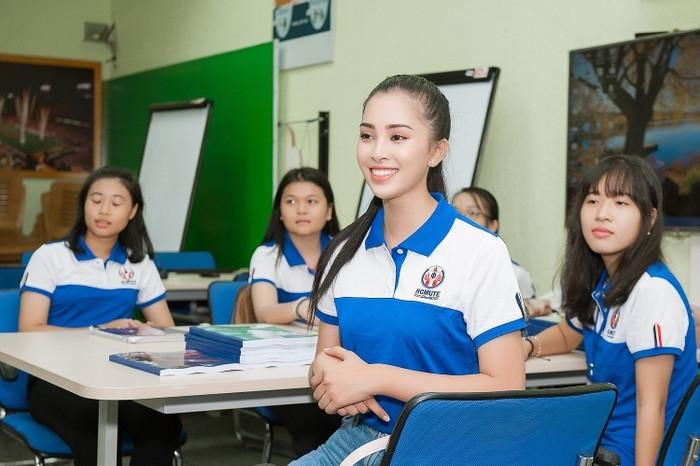Hoa hậu Tiểu Vy trong tiết học cùng các bạn tại Trường ĐH Sư phạm Kỹ thuật TP.HCM.