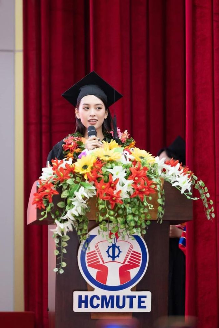 Sau 4 năm trên giảng đường, Tiểu Vy đã tốt nghiệp Đại học đúng thời hạn. Tại buổi lễ, Hoa hậu Tiểu Vy đại diện cho các sinh viên cùng tốt nghiệp tặng hoa thay lời cảm ơn đến ban lãnh đạo và thầy cô của trường. Hoa hậu Tiểu Vy cũng gửi lời cảm ơn đến bạn bè vì đã luôn đồng hành cùng mình trên chặng đường dài tuổi trẻ. Hoa hậu Việt Nam 2018 hy vọng các bạn sẽ luôn giữ được những kỷ niệm đẹp trong quãng thời gian học ĐH để khi nhìn lại luôn tự hào vì đã là một phần của ngôi trường này. 