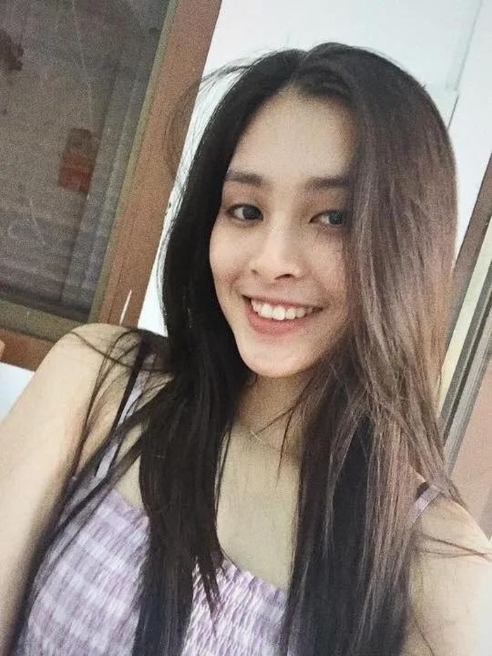Bức ảnh đời thường của nữ sinh Tiểu Vy, dù không trang điểm, ăn mặc giản dị nhưng nhan sắc không thể chê vào đâu được. 