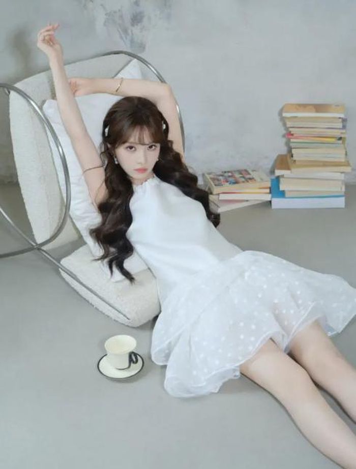 Nữ diễn viên ghi điểm nhờ vẻ đẹp trong trẻo cùng thần thái cuốn hút. Ảnh: Sohu