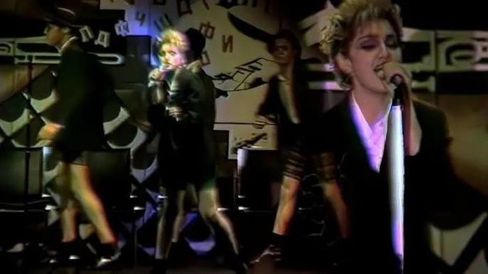 Câu lạc bộ đó có tên là Danceteria, và đó cũng là tên của bài hát trong đoạn phim này.