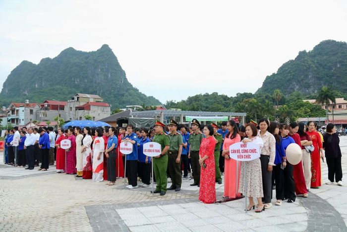 Đông đảo tầng lớp phụ nữ và nhân dân, lực lượng vũ trang ở Lạng Sơn tham gia Lễ phát động. Ảnh: LS