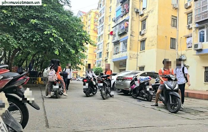 Ghi nhận vào tháng 4/2026, nhiều học sinh Trường THPT M. A.C.D.M (Hà Nội) sử dụng xe máy đi học khi chưa đủ tuổi và gửi tại các tòa nhà chung cư gần trường. Trong khi đó, nhiều em điều khiển phương tiện mà không đội mũ bảo hiểm. Ảnh: Trường Sơn