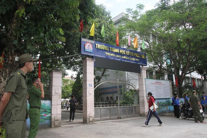 Thí sinh đến làm thủ tục dự thi tại điểm thi Trường THCS Phúc Diễn, Hà Nội