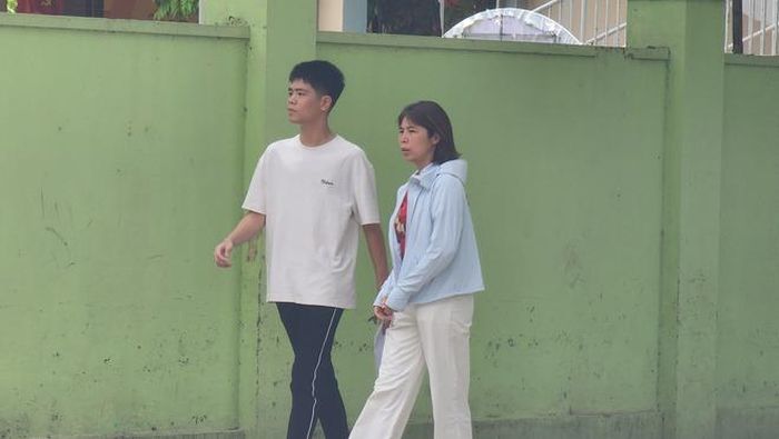 Nhiều phụ huynh không giấu được tâm trạng lo lắng đưa con đến làm thủ tục dự thi tại điểm thi Trường THCS Phúc Diễn