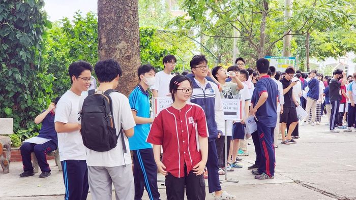 Thí sinh đến làm thủ tục đăng ký dự thi tại điểm thi Trường THCS Phúc Diễn (Hà Nội) chiều ngày 10/6
