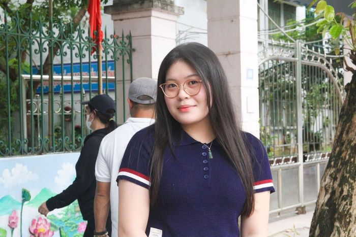 Thí sinh Vũ Yến Nhi đánh giá việc giảm số lượng môn thi xuống còn 4 môn so với 6 môn như trước giúp sĩ tử giảm áp lực trong quá trình ôn luyện.