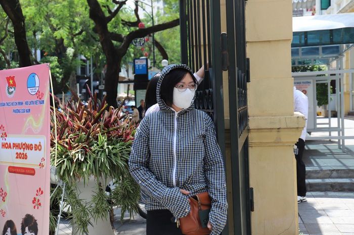 Chị Đỗ Thu Nga đứng cổng trường chờ con làm thủ tục dự thi