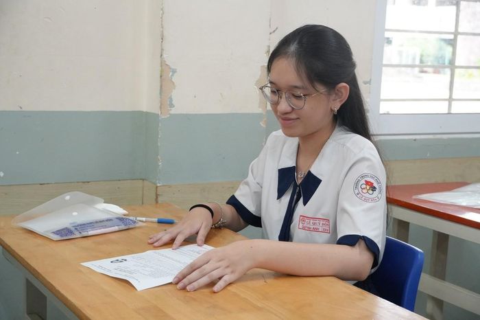 Các thí sinh tại đến trường làm thủ tục dự thi.