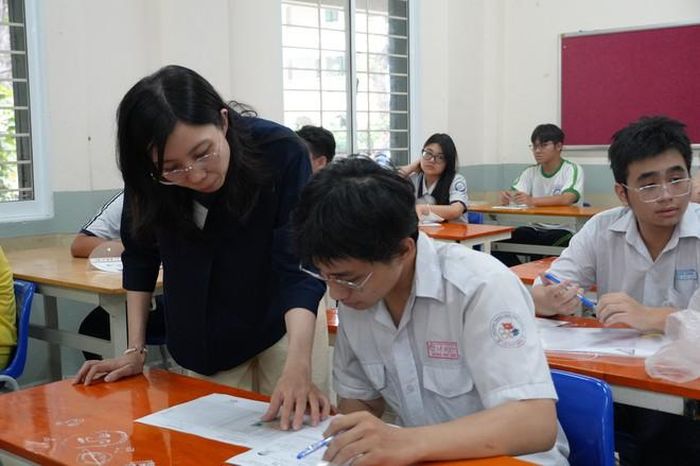 Các giám thị phổ biển quy chế thi cho các em.