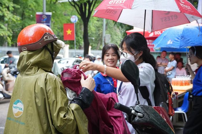 Cơn mưa bất chợt gây khó khăn trong việc di chuyển cho thí sinh và phụ huynh.
