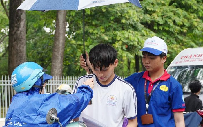 TPHCM xuất hiện cơn mưa bất chợt trong ngày thí sinh đến điểm thi làm thủ tục dự thi.