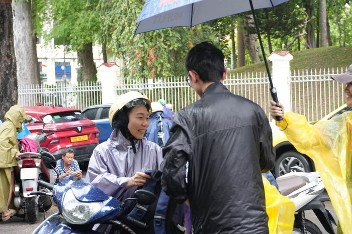 Phụ huynh đưa con đến điểm thi.