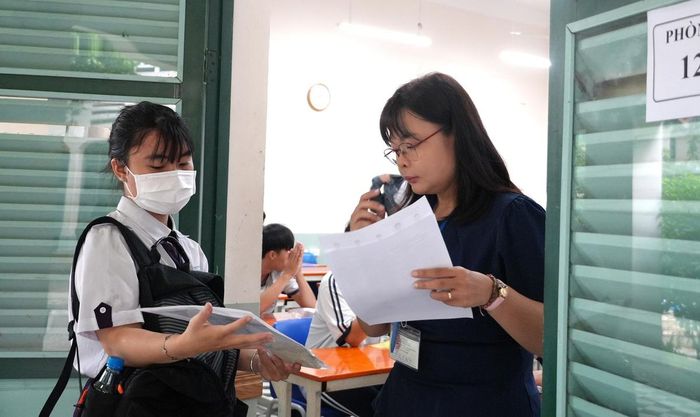 Các em được kiểm tra thông tin trước khi vào phòng thi.