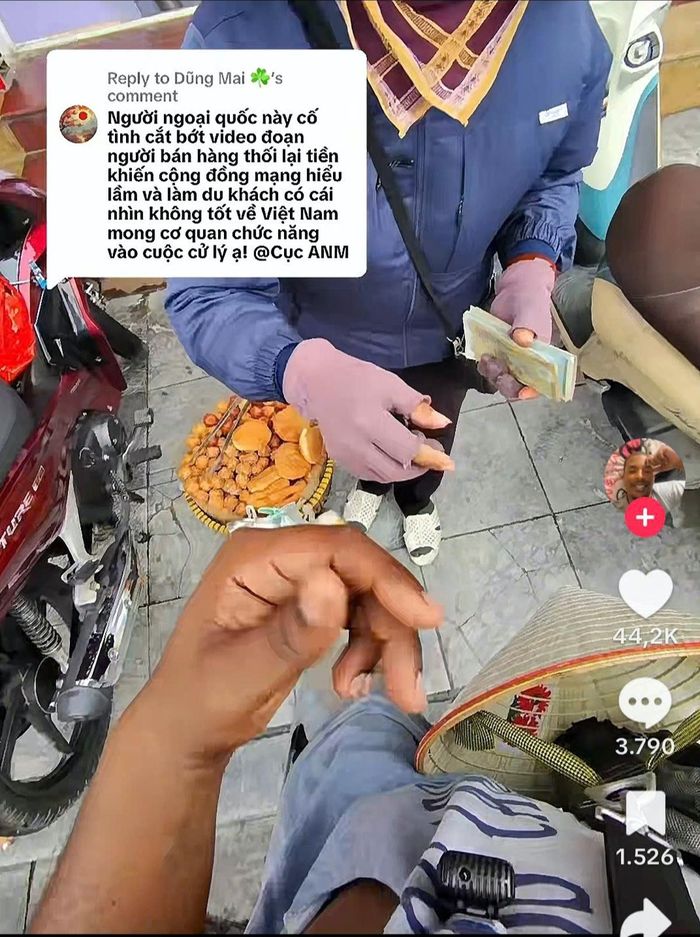 Trước khi trả lại tiền thừa, người bán còn chú ý tới một thiết bị điện tử được nam du khách đeo trên người và hỏi về thiết bị này.