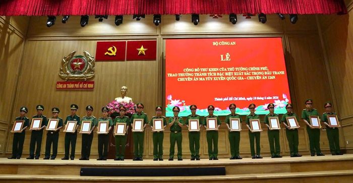 Thượng tướng Nguyễn Văn Long, Ủy viên Trung ương Đảng, Thứ trưởng, Thủ trưởng Cơ quan Cảnh sát điều tra Bộ Công an trao Quyết định khen thưởng của Bộ Công an cho các đơn vị xuất sắc tham gia chuyên án. Ảnh: Bộ Công an