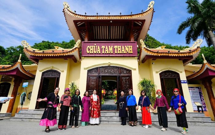 Khách du lịch tại chùa Tam Thanh