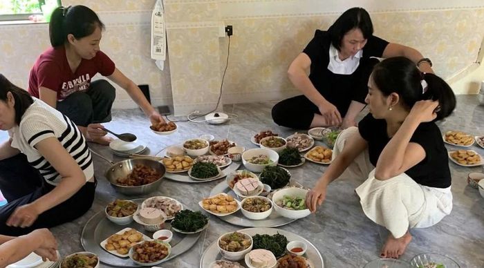 Chị Nguyễn Thị Vân Anh cùng người thân chuẩn bị những mâm cơm cho sĩ tử và phụ huynh trong kỳ thi tốt nghiệp THPT năm 2025.