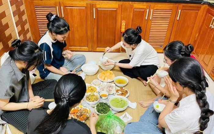 Thí sinh dự thi tốt nghiệp THPT năm 2025 dùng bữa tại gia đình chị Nguyễn Thị Vân Anh.