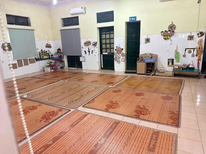 Khu vực nghỉ trưa cho phụ huynh thí sinh được Trường Mầm non Thụy Hương chuẩn bị kỹ càng, sạch sẽ.