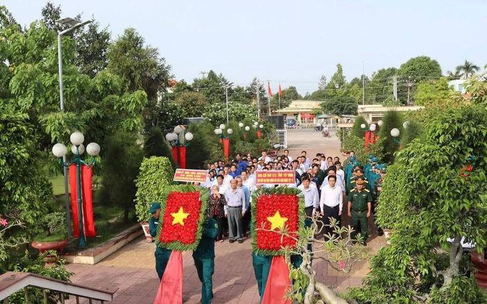 Trước khi diễn ra lễ phát động, các đại biểu đã thành kính dâng hoa, dâng hương tại Tượng đài Liệt sĩ.