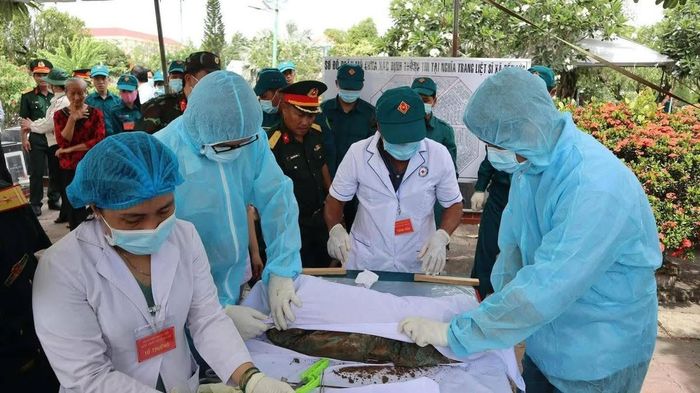 Xã Bến Lức phấn đấu hoàn thành việc lấy mẫu đối với toàn bộ các phần mộ liệt sĩ chưa xác định được thông tin trước ngày 30/11/2026.