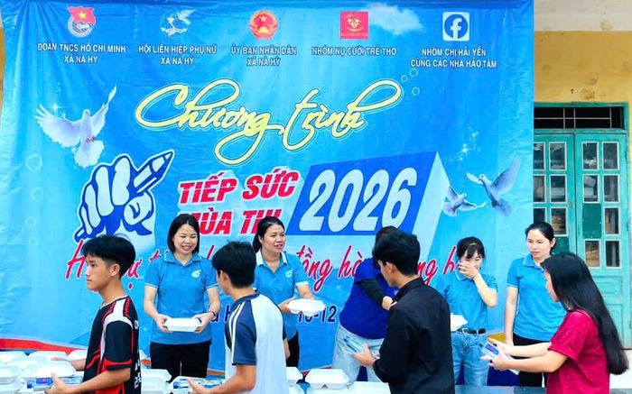 Cán bộ, hội viên phụ nữ xã Nà Hỳ cùng các đoàn thể phát suất cơm đủ dinh dưỡng, nóng hổi cho học sinh đi thi.