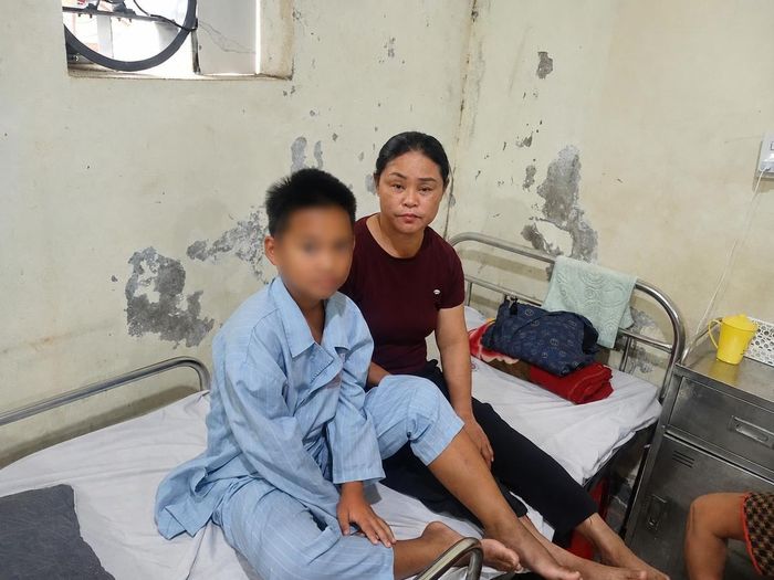Sau khi cháu U. được các y, bác sĩ thăm khám buổi sáng 10/6, bà Lâm cho chau ngồi dậy cho đỡ mỏi người