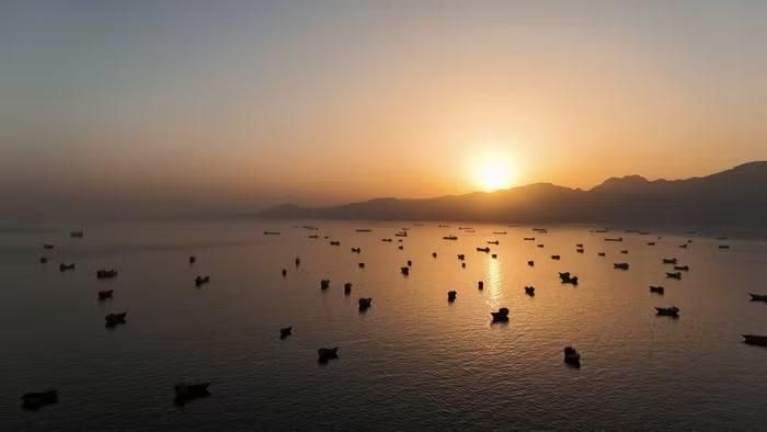 Các tàu biển neo đậu tại eo biển Hormuz, nhìn từ bán đảo Musandam của Oman