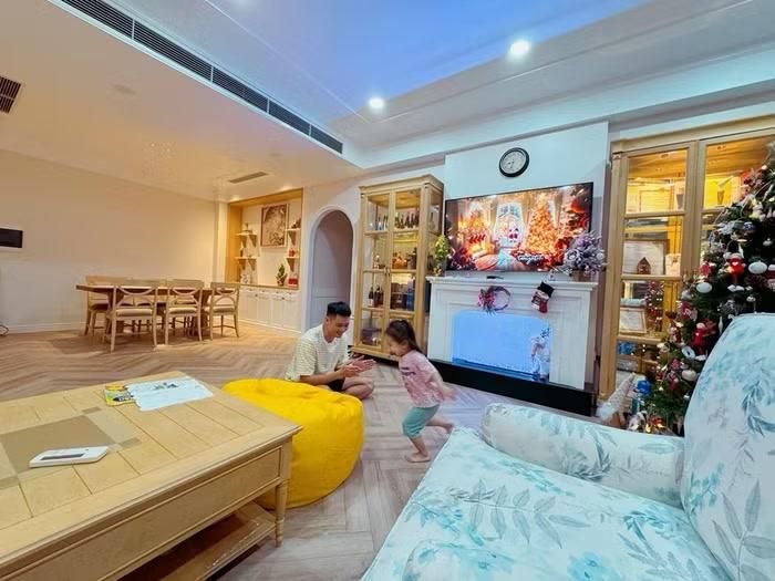 Phòng khách của căn hộ rộng rãi và ấm cúng