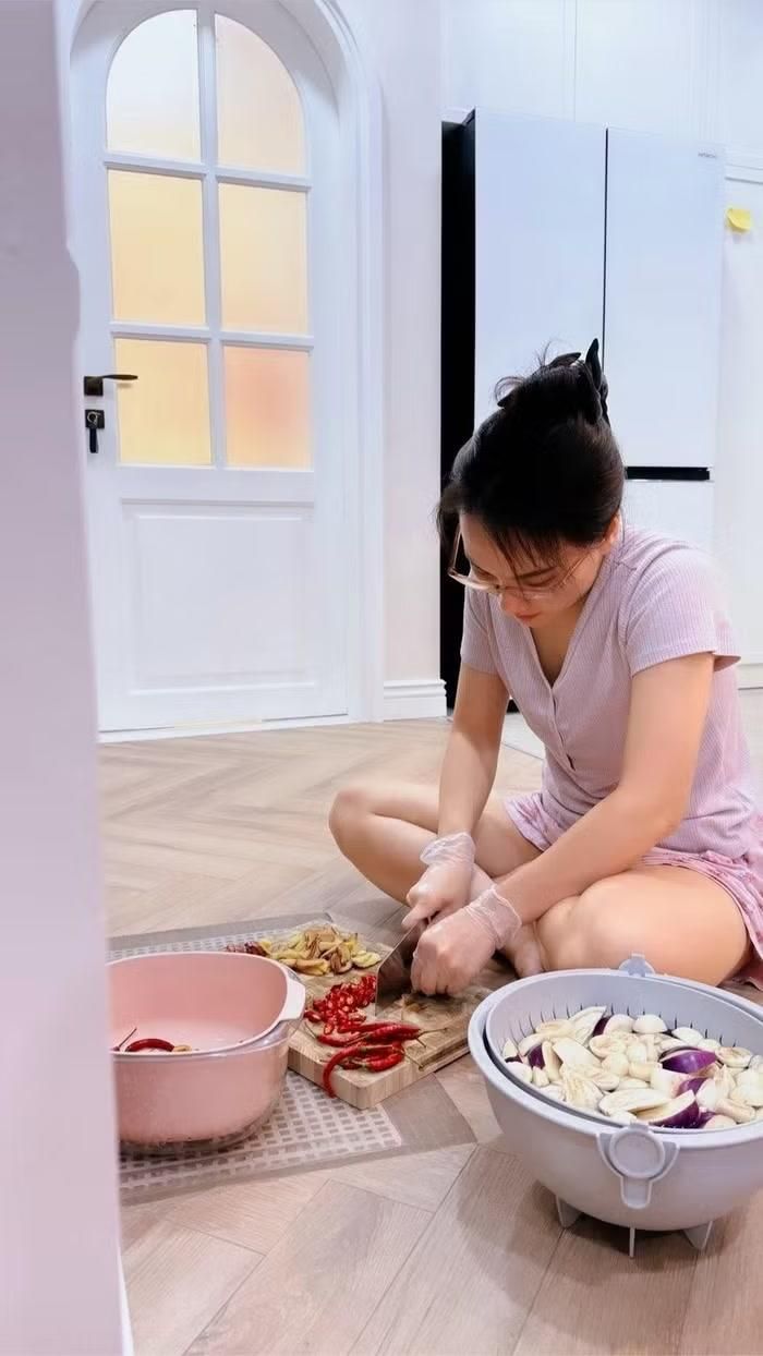 Không chỉ được ngưỡng mộ bởi sự nghiệp thành công, nữ diễn viên còn ghi điểm với hình ảnh người vợ, người mẹ đảm đang