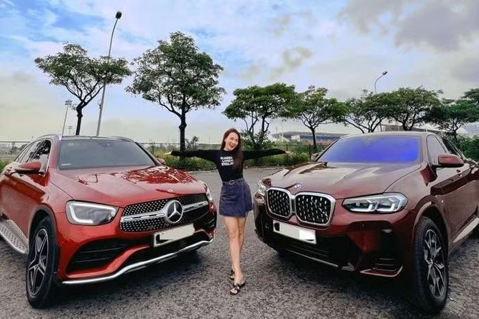 Trước đó, cô đã có hai chiếc xe sang màu đỏ hợp mệnh là Mercedes GLC300 trị giá 2,4 tỷ đồng và BMW trị giá khoảng 3,3 tỷ đồng