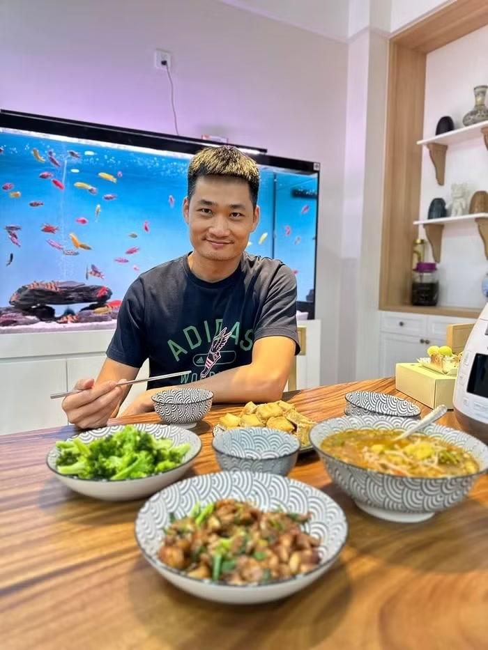 Mỗi khi có thời gian rảnh, cô thường tự tay vào bếp nấu những bữa ăn ngon cho chồng con, góp phần giữ gìn không khí ấm áp và hạnh phúc trong gia đình