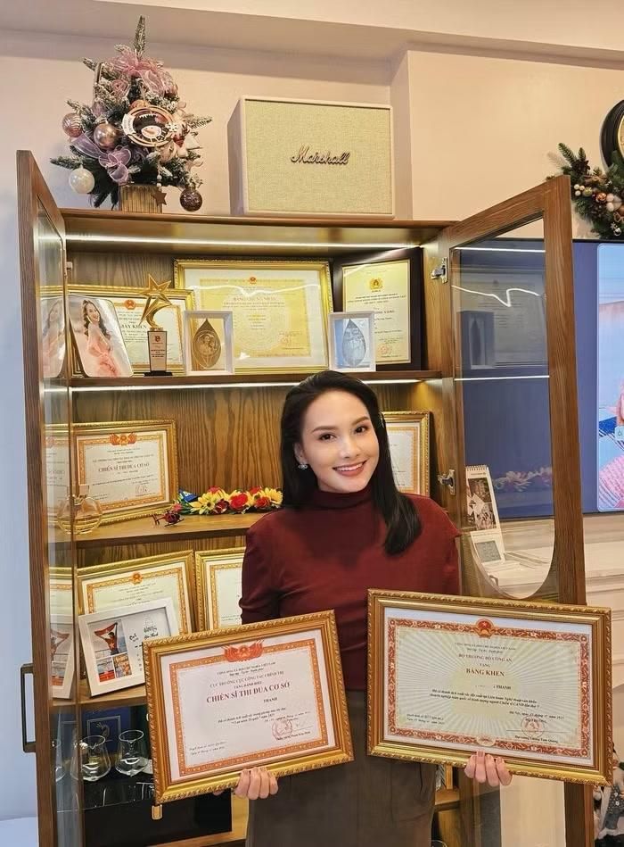 Cô từng đạt nhiều giải thưởng danh giá như: Nữ diễn viên phụ xuất sắc tại Liên hoan phim Việt Nam lần thứ 13 (năm 2001), Nữ diễn viên chính xuất sắc nhất tại Giải thưởng Cánh diều 2015, Nữ diễn viên ấn tượng - VTV Awards 2017 và nhiều huy chương ở liên hoan sân khấu toàn quốc...