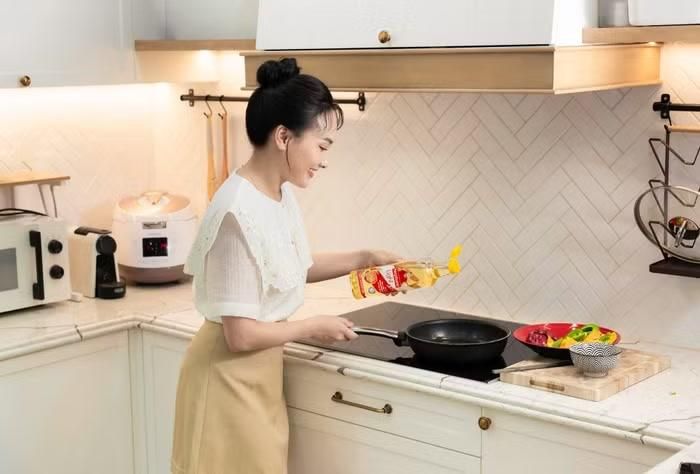 Được biết, cả nhà nữ ca sĩ đang sinh sống tại một căn hộ sang trọng ở Hà Nội. Dù khá kín tiếng về đời tư và hiếm khi khoe không gian sống, những hình ảnh được chia sẻ vẫn đủ để hé lộ một tổ ấm mang phong cách châu Âu tinh tế. Căn hộ sử dụng gam màu trắng làm chủ đạo, tạo cảm giác rộng rãi và thanh lịch. Trong đó, khu vực bếp nổi bật với thiết kế hiện đại, hệ tủ đồng bộ cùng mặt đá cao cấp, góp phần tôn lên vẻ sang trọng cho toàn bộ không gian