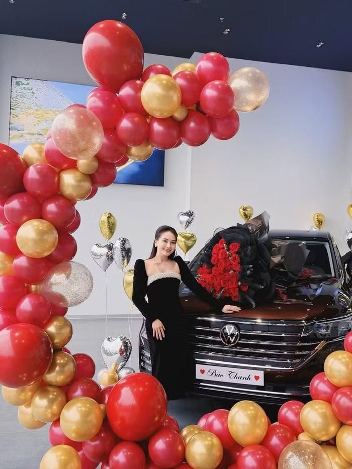 Dù không còn xuất hiện dày đặc trên màn ảnh hay tham gia các hoạt động giải trí sôi nổi như trước, Bảo Thanh vẫn là cái tên nhận được nhiều sự quan tâm từ công chúng. Bên cạnh cuộc sống gia đình hạnh phúc, nữ diễn viên còn gây chú ý khi liên tục sở hữu những bất động sản giá trị cùng nhiều xế hộp sang trọng. Mới đây, Bảo Thanh cùng ông xã đi nhận chiếc xe hơi mới và chia sẻ niềm vui trên trang cá nhân. Chiếc xe mới của Bảo Thanh là Volkswagen Viloran 2023, có giá lăn bánh từ 2,2 đến 2.4 tỷ đồng