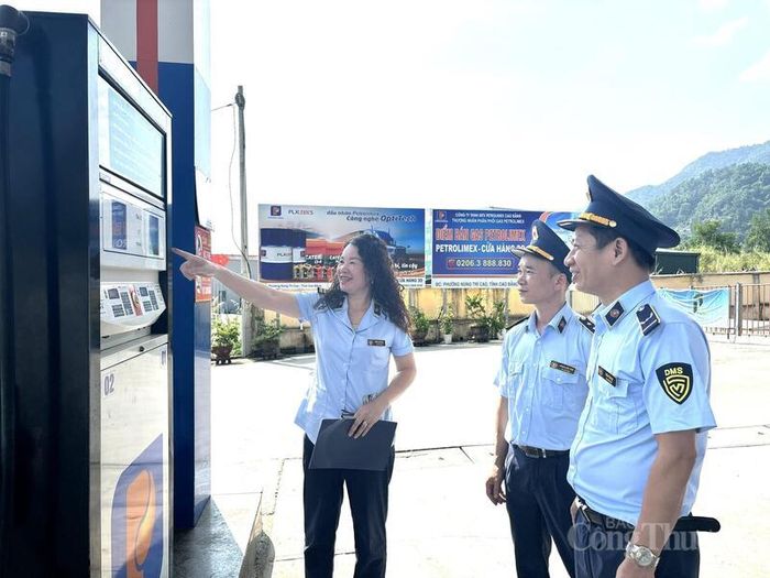 Cán bộ Chi cục Quản lý thị trường tỉnh Cao Bằng (Sở Công Thương tỉnh Cao Bằng) kiểm tra hoạt động kinh doanh xăng dầu tại một cửa hàng xăng dầu trên địa bàn. Ảnh: Phong Lâm