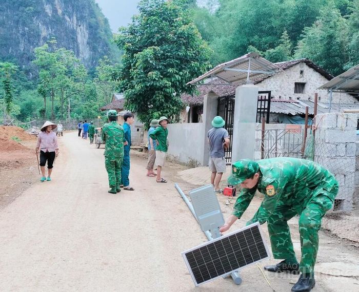 Những cột đèn năng lượng mặt trời được cán bộ, chiến sĩ Bộ đội Biên phòng tỉnh Cao Bằng trực tiếp lắp đặt đã mang ánh sáng đến các bản làng vùng biên còn nhiều khó khăn.